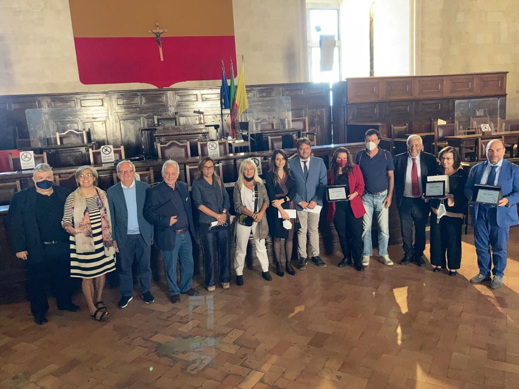 <p>Premio Domenico Ferrara a giovani giornalisti</p>
<p>a Ottorino Gurgo e ai medici che hanno combattuto il Covid</p>
